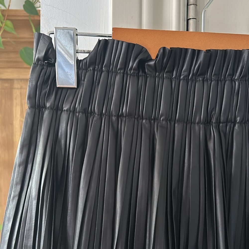 ZARA black pleated pull on skirt medium shorts underneath - Picture 7 of 9
